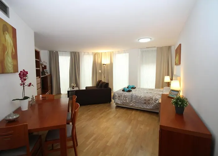 Проживание в семье Gran Via Барселона